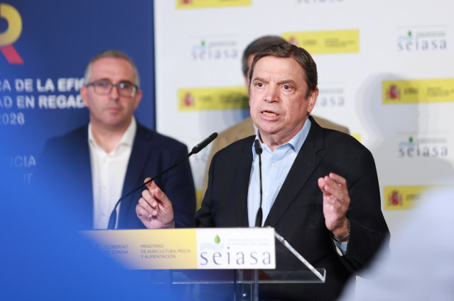 El ministro de Agricultura, Pesca y Alimentación, Luis Planas, durante la atención a los medios. A 18 de julio de 2025, en Los Palacios y Villafranca (Sevilla, Andalucía, España).