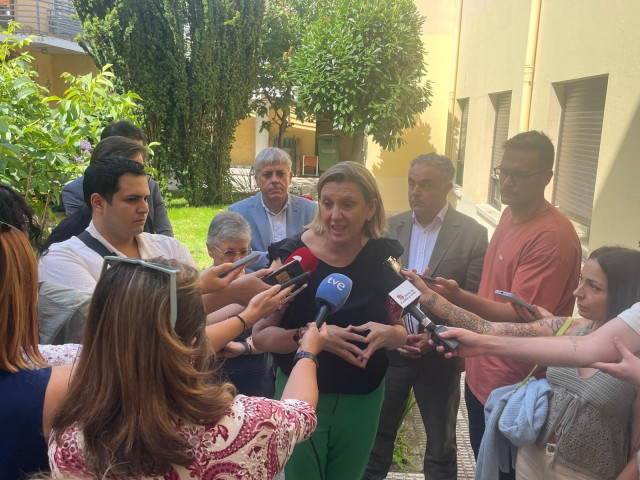 La vicepresidenta de la Junta y consejera de Familia e Igualdad de Oportunidades, Isabel Blanco, durante su visita al centro social 'Las Cinco Llagas' de Cáritas Diocesana en Astorga (León).