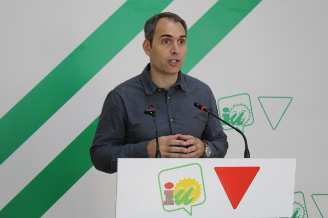 El coordinador general de IU Andalucía y diputado en el Congreso, Toni Valero, en rueda de prensa en Málaga