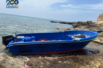 Archivo - Una patera localizada en la costa de Mallorca.