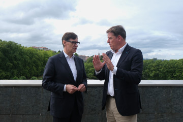 El presidente de la Generalitat de Catalunya, Salvador Illa (i), y el secretario xeral del PSdeG, José Ramón Gómez Besteiro (d), se reúnen para tratar asuntos de actualidad, en el Hotel NH Collect