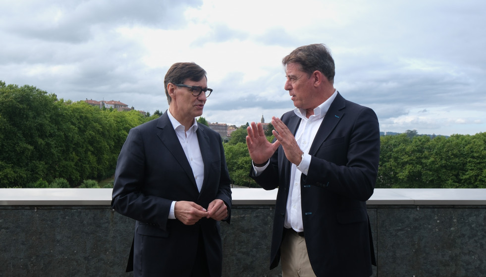El presidente de la Generalitat de Catalunya, Salvador Illa (i), y el secretario xeral del PSdeG, José Ramón Gómez Besteiro (d), se reúnen para tratar asuntos de actualidad, en el Hotel NH Collect