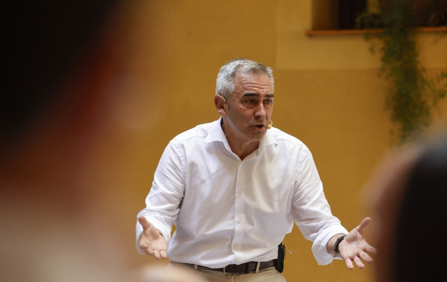 El conseller de Agricultura, Ganadería y Pesca de la Generalitat Valenciana, Miguel Barrachina, en imagen de archivo.