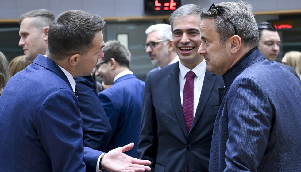 El secretario de Estado para la UE, Fernando Sampedro, conversa con los ministros del ramo de Polonia, Adam Szlapka (I), y de Luxemburgo, Xavier Bettel, al inicio del Consejo de Asuntos Generales de l