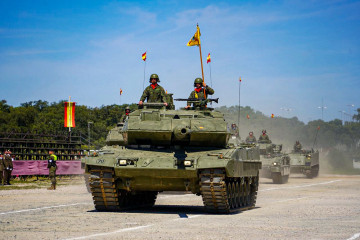 Archivo - Un momento del desfile motorizado desarrollado en la base de Cerro Muriano.