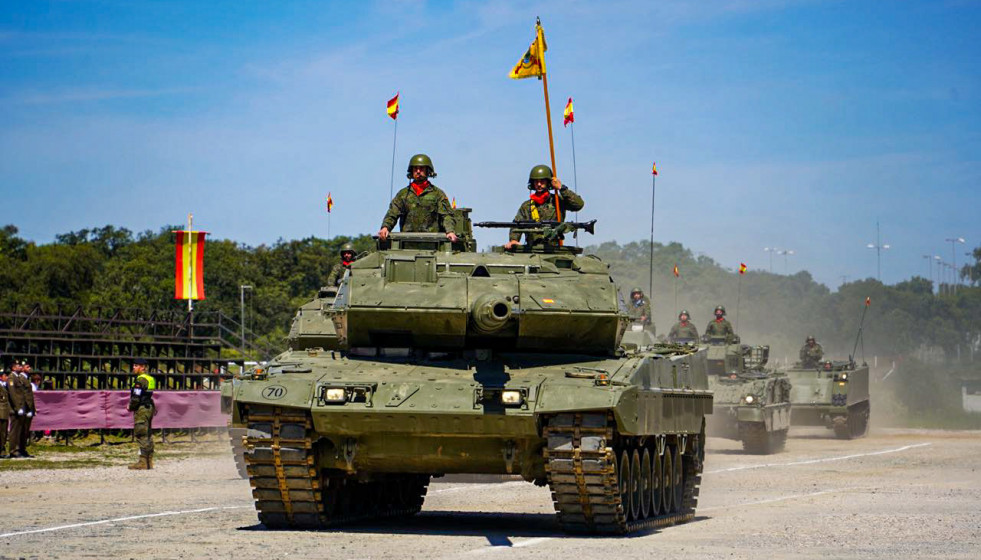 Archivo - Un momento del desfile motorizado desarrollado en la base de Cerro Muriano.