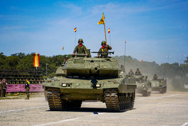 Archivo - Un momento del desfile motorizado desarrollado en la base de Cerro Muriano.
