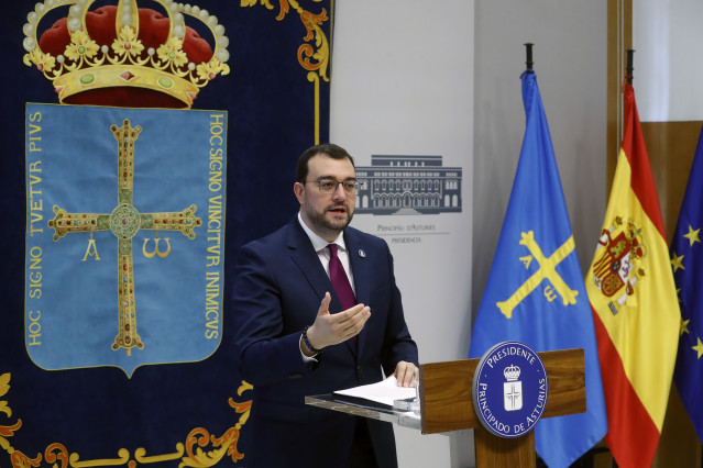 El presidente del Principado, Adrián Barbón, en rueda de prensa.