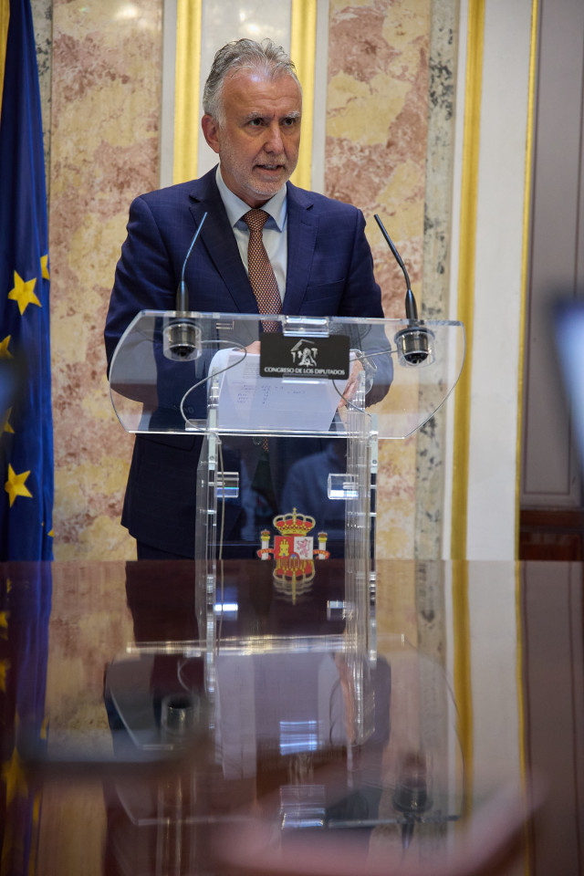 Archivo - El ministro de Política Territorial y Memoria Democrática, Ángel Víctor Torres, ofrece una rueda de prensa tras una reunión con los portavoces del PP, PSOE y Vox del Parlamento de Canarias en el Congreso de los Diputados, a 26 de junio de 2024,