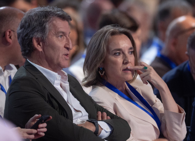 El presidente del PP, Alberto Núñez Feijóo, y la vicesecretaria de Regeneración Institucional del PP, Cuca Gamarra, durante el XXI Congreso Nacional del Partido Popular, a 4 de julio de 2025, en Madrid (España).