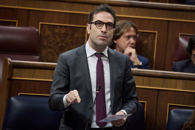 Archivo - El ministro de Economía, Carlos Cuerpo, interviene durante una sesión de control al Gobierno, en el Congreso de los Diputados, a 18 de junio de 2025, en Madrid (España).
