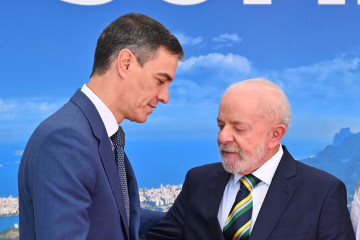 Archivo - El presidente de Gobierno, Pedro Sánchez (i), y el presidente de la República Federativa de Brasil, Luiz Inácio Lula da Silva (d), durante la Cumbre del G20, a 18 de noviembre de 2024, en