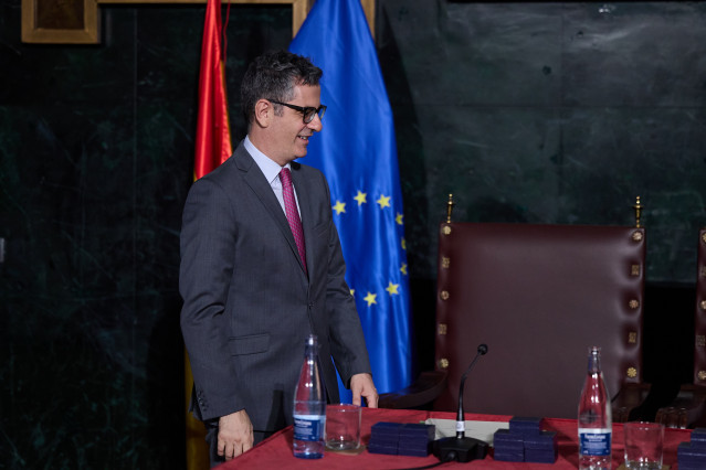 El ministro de Presidencia, Justicia y Relaciones con las Cortes, Félix Bolaños, participa en la entrega de certificados de ingreso a la promoción 2025 de nuevos registradores, en la sede del Colegio Oficial de Médicos de Madrid (ICOMEM).