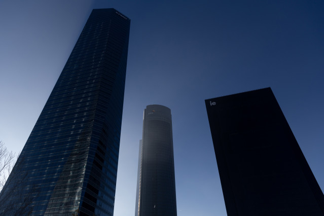 Archivo - Edificios de oficinas en el Cuatro Torres Business Area