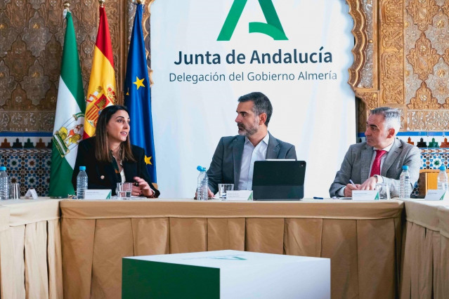 El consejero de Pesca, Ramón Fernández-Pacheco, en el centro de la imagen.