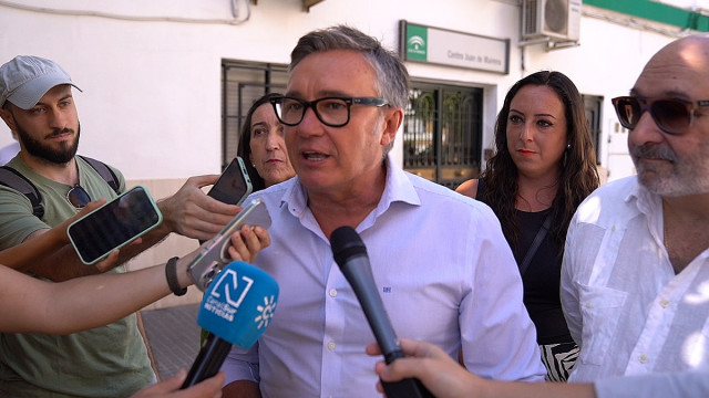 El portavoz de Vox en Andalucía, Manuel Gavira, atiende a los medios.