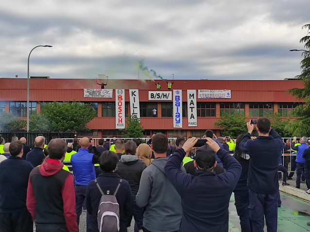 Archivo - Concentración de trabajadores de BSH ante la planta de Esquíroz en una imagen de archivo.