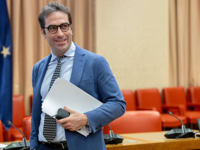 El ministro de Economía, Comercio y Empresa, Carlos Cuerpo, comparece ante la Comisión de Economía, Comercio y Transformación Digital, en el Congreso de los Diputados, a 21 de julio de 2025, en Madrid (España).