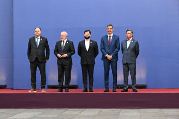 (I-D) El presidente de Uruguay, Yamandú Orsi; el presidente de Brasil, Luiz Inácio Lula da Silva; el presidente de Chile, Gabriel Boric; el presidente de España, Pedro Sánchez, y el presidente de 