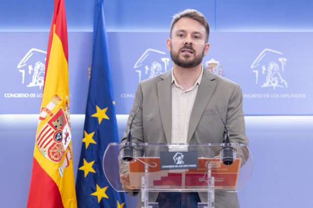 El diputado de Compromis Alberto Ibáñez, durante una rueda de prensa, en el Congreso de los Diputados, a 22 de julio de 2025, en Madrid (España).