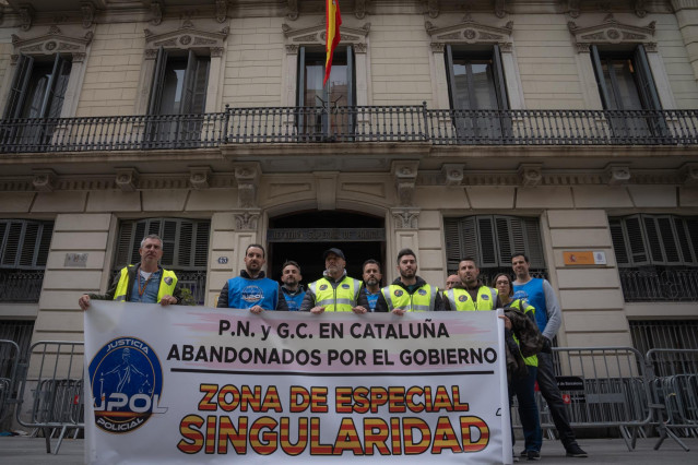 Archivo - Miembros del sindicato Jupol durante una concentraciónante la Jefatura de Via Laietana en Barcelona