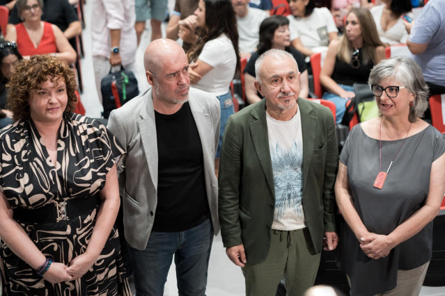 (I-D) La secretaria de UGT Madrid, Susana Huertas Moya; el secretario general de CCOO, Unai Sordo; el secretario general de UGT, Pepe Álvarez, y la secretaria de CCOO Madrid, Paloma López, durante una asamblea de delegados sindicales, en el Auditorio Marc