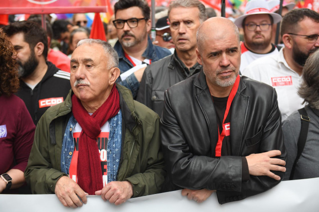 Archivo - El secretario general de la UGT, Pepe Álvarez (i) y el secretario general de CCOO, Unai Sordo (d).