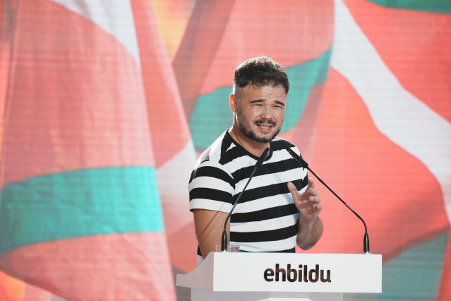 Archivo - El candidato al Congreso de ERC, Gabriel Rufián, durante un acto político de EH Bildu y ERC.