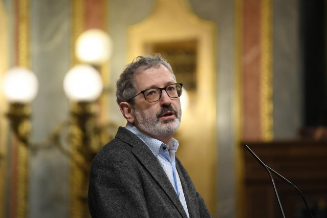 Archivo - El diputado de Sumar por Madrid, Carlos Martín Urriza, interviene durante una sesión plenaria, en el Congreso de los Diputados, a 29 de febrero de 2024, en Madrid (España).