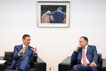 El presidente del Gobierno, Pedro Sánchez (i), durante un encuentro con el presidente de la República Oriental del Uruguay, Yamandú Orsi (d), en Torre Ejecutiva, sede de la Presidencia del Gobierno