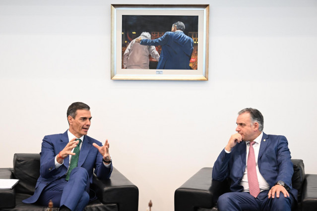 El presidente del Gobierno, Pedro Sánchez (i), durante un encuentro con el presidente de la República Oriental del Uruguay, Yamandú Orsi (d), en Torre Ejecutiva, sede de la Presidencia del Gobierno, a 22 de julio de 2025, en Montevideo (Uruguay).