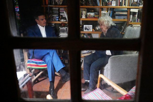 Sánchez traslada a la viuda de Mujica la 
