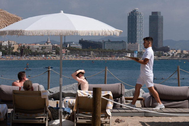 Archivo - Turistas en las inmediaciones del Hotel W, a 5 de agosto de 2024, en Barcelona, Cataluña (España).