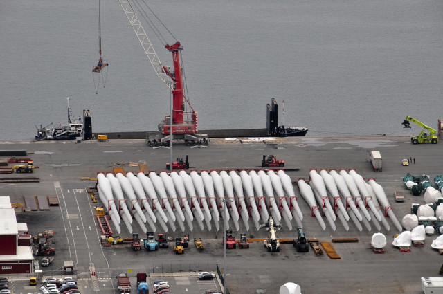 Carga de palas de aerogeneradores en el Puerto de Bilbao