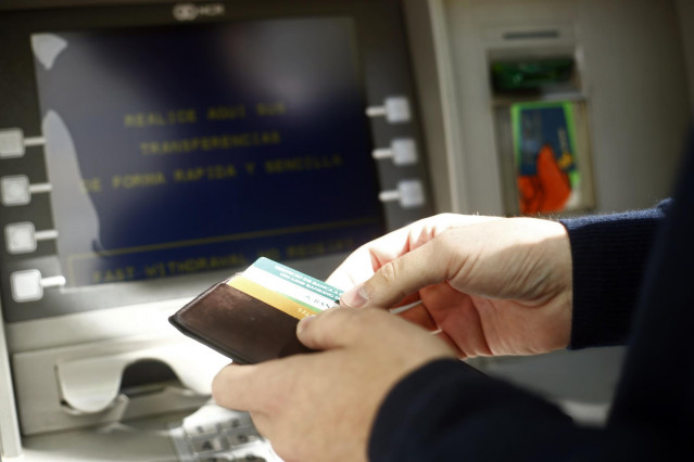 Archivo - Uso de tarjeta en un cajero bancario.