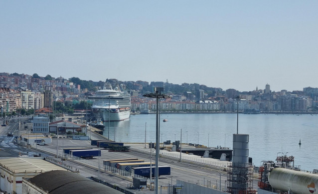 Crucero atracado en el Puerto de Santander.
