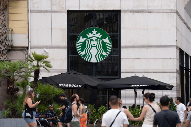 Archivo - Una cafetería de la franquicia Starbucks
