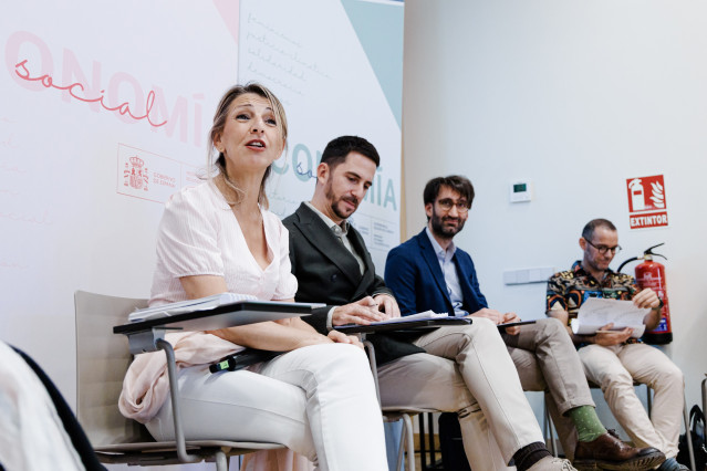 La vicepresidenta segunda y ministra de Trabajo y Economía Social, Yolanda Díaz (i), interviene en el Encuentro de cooperativas energéticas, en el Ateneo de Madrid, a 17 de julio de 2025, en Madrid (España).