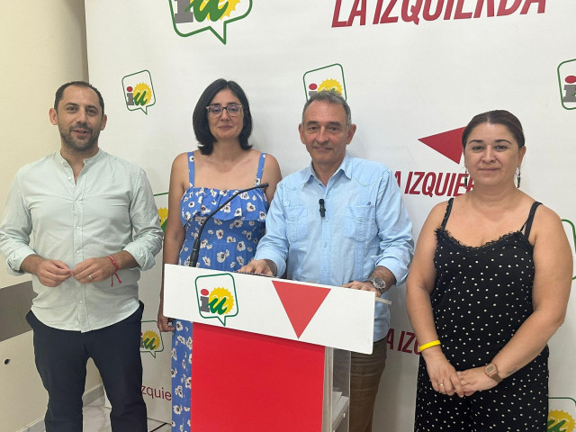 Santiago (2º dcha.), en la sede provincial de IU Córdoba, con responsables de la coalición en la provincia.