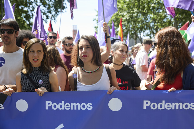 Archivo - La portavoz de Podemos en el Congreso, Ione Belarra (i) y la eurodiputada de Podemos, Irene Montero (d), durante una manifestación contra el rearme y la militarización desde Atocha a Sol, a 7 de junio de 2025, en Madrid (España).