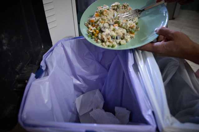 Archivo - Una persona tira comida a la basura, a 17 de agosto de 2023, en Madrid (España).