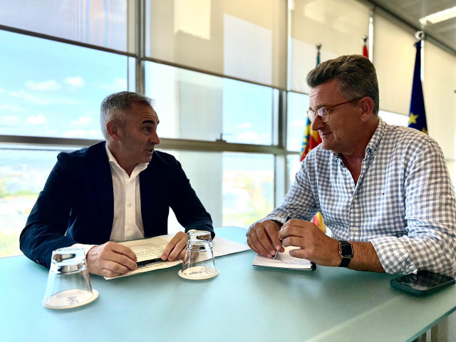 El conseller de Agricultura, Agua, Ganadería y Pesca, Miguel Barrachina, y el conseller de Medio Ambiente, Infraestructuras y Territorio, Vicente Martínez Mus,