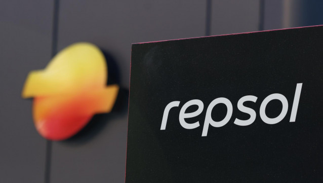 El nuevo logo e imagen de marca de Repsol, a 27 de junio de 2025, en Madrid (España). Repsol ha estrenado su nueva imagen de marca para adaptarla a la estrategia de la compañía. La nueva identidad visual será implementada en los activos digitales de forma