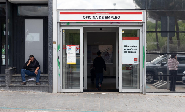 Archivo - Entrada a una oficina del SEPE.