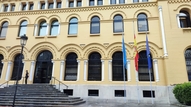 Las banderas del edificio de Presidencia del Principado de Asturias ondean a media asta por el luto oficial tras la muerte del expresidente Antonio Trevín.