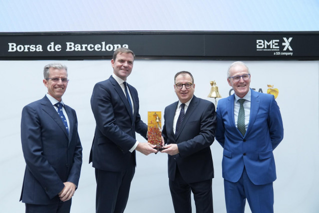 El CEO de BME, Juan Flames (2i) y el presidente ejecutivo de Cirsa, Joaquim Agut (3i), tras el toque de campana tras la salida a Bolsa, a 9 de julio de 2025, en Barcelona, Cataluña (España).