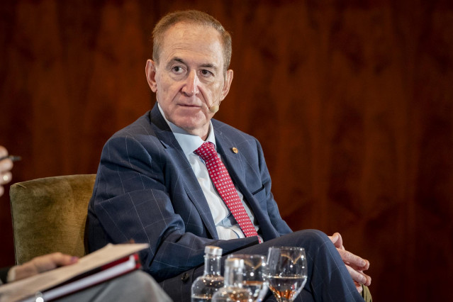 Archivo - El presidente de Mapfre, Antonio Huertas, dialoga con el presidente de EY España, Federico Linares, sobre el papel de la formación en el mercado laboral, en Eurostars Madrid Tower, a 9 de mayo de 2025, en Madrid (España).