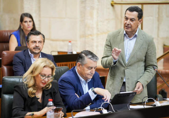 El presidente de la Junta de Andalucía, Juanma Moreno, interviene durante la sesión de control en el pleno del Parlamento andaluz.