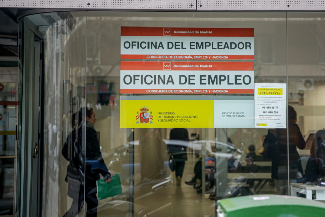 Archivo - Exterior de una Oficina de Empleo de Madrid.