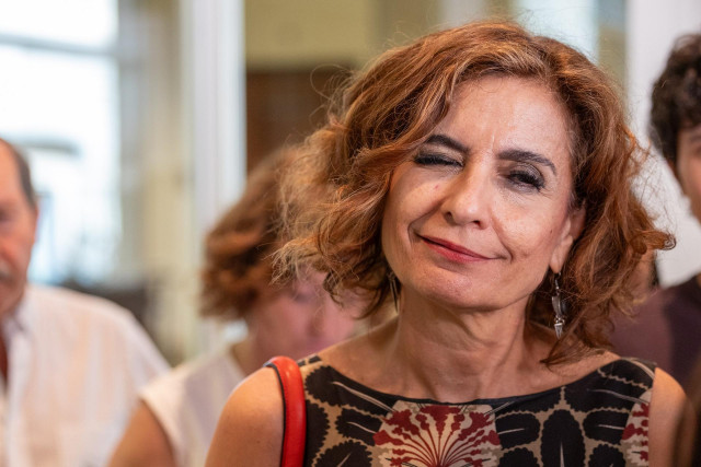 La vicepresidenta primera y ministra de Hacienda, María Jesús Montero, a su llegada a una sesión plenaria extraordinaria, en el Congreso de los Diputados, a 22 de julio de 2025, en Madrid (España).
